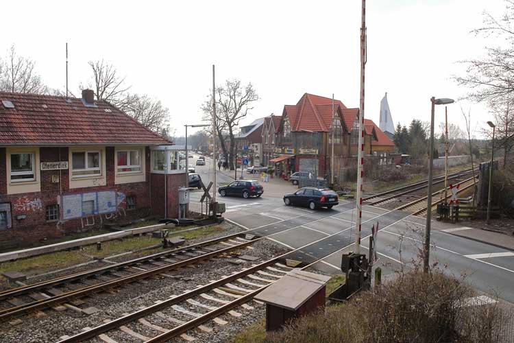 Sorgt regelmäßig für Staus – und aktuell wieder für Diskussionen: der Bahnübergang „Am Stadtrand“ in Ofenerdiek.