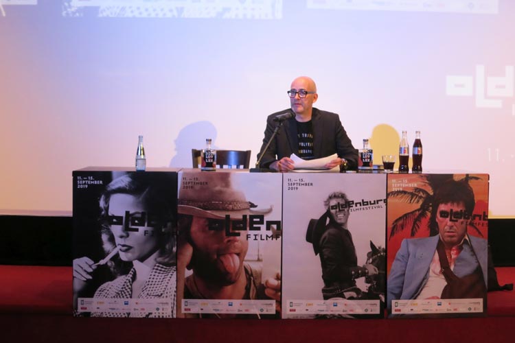 Filmfest-Leiter Torsten Neumann stellte im Casablanca Kino Neuheiten, Namen und Filme für das 26. Internationale Filmfest Oldenburg vor.