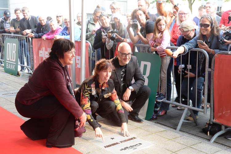 Schauspielerin Amanda Plummer enthüllte gemeinsam mit OLV-Vorstand Karin Katerbauer und Filmfestchef Torsten Neumann den 13. Stern.