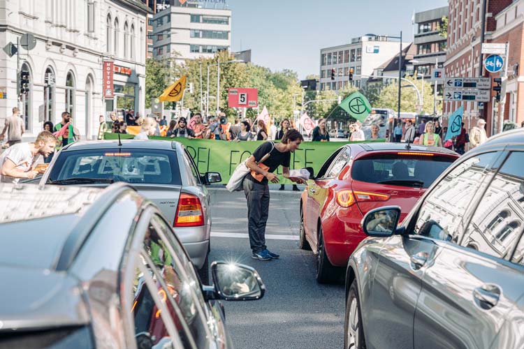 Die Mitglieder von Extinction Rebellion Oldenburg sind heute über den Heiligengeistwall geschwärmt.