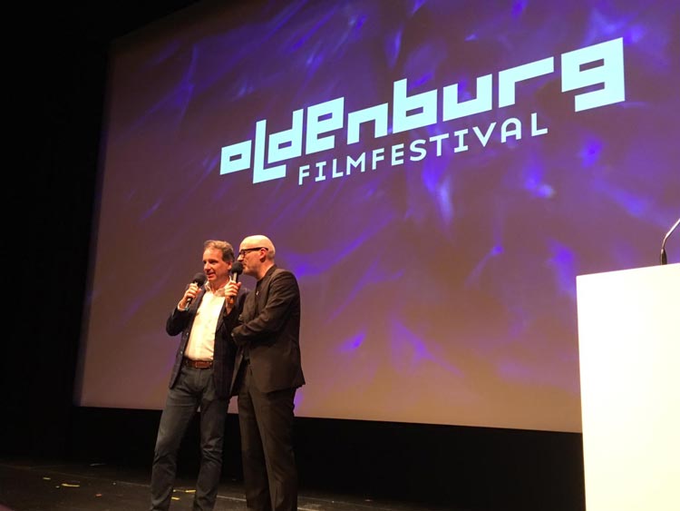 Hausherr Intendant Christian Firmbach und Filmfestleiter Torsten Neumann eröffnen die Closing Night des Filmfestes im Oldenburgischen Staatstheater.