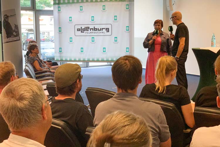 Karin Katerbau (OLB-Vorstand) und Filmfest-Leiter Torsten Neumann hielten die Eröffnungsrede zur Trailer-Preview.