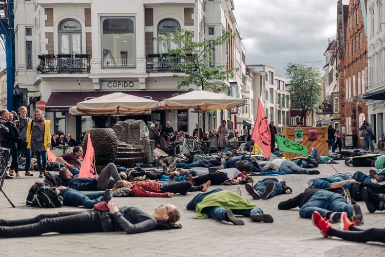 Am Klimastreik der Bewegung Fridays for Future hat sich XR am Freitag mit einem sogenannten „Die-In“ in der Innenstadt beteiligt.