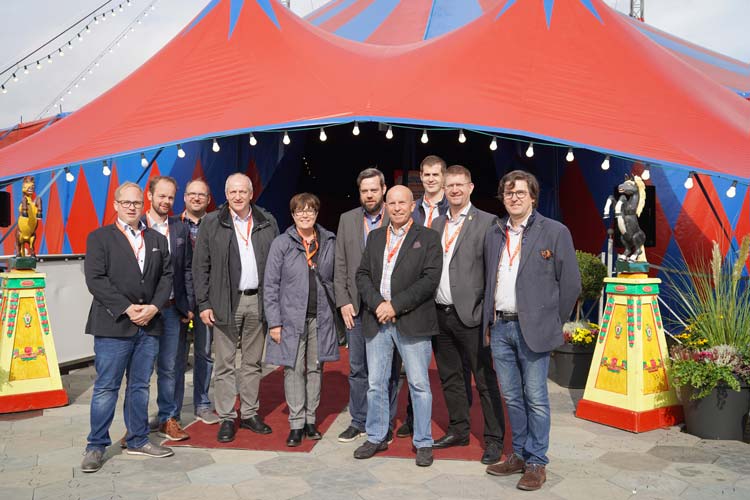 Gruppenbild mit Dame: Sozialdezernentin Dagmar Sachse (Mitte) stellte heute gemeinsam mit Schaustellern und städtischen Mitarbeitern den Kramermarkt 2019 vor.