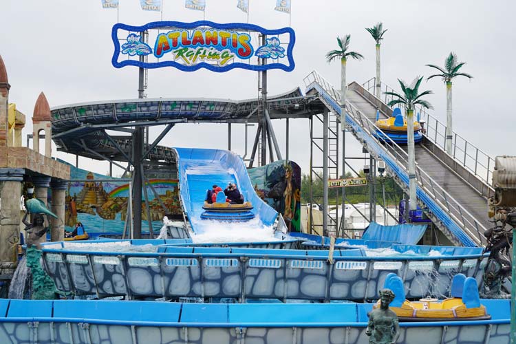 Feucht-fröhlich geht es bei Fahrgeschäft Atlantis Rafting zu.