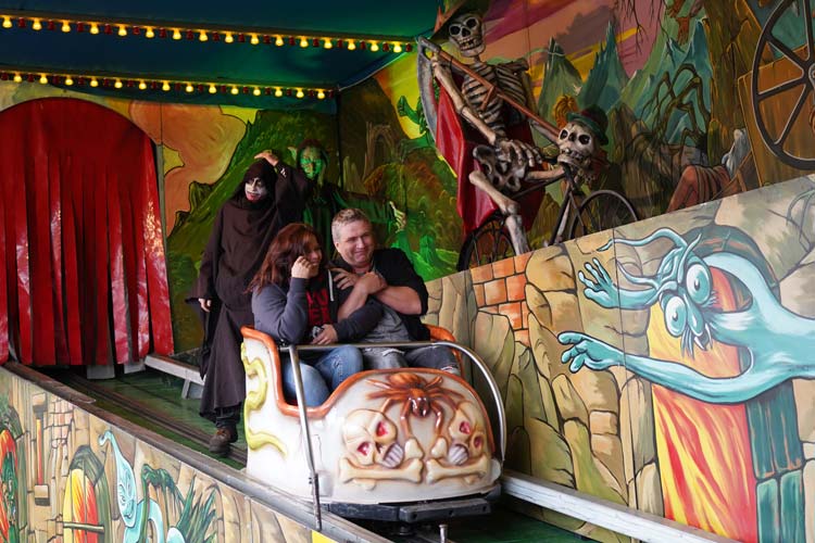 Schaurig-schön geht es in der Geisterbahn auf dem Oldenburger Kramermarkt zu.