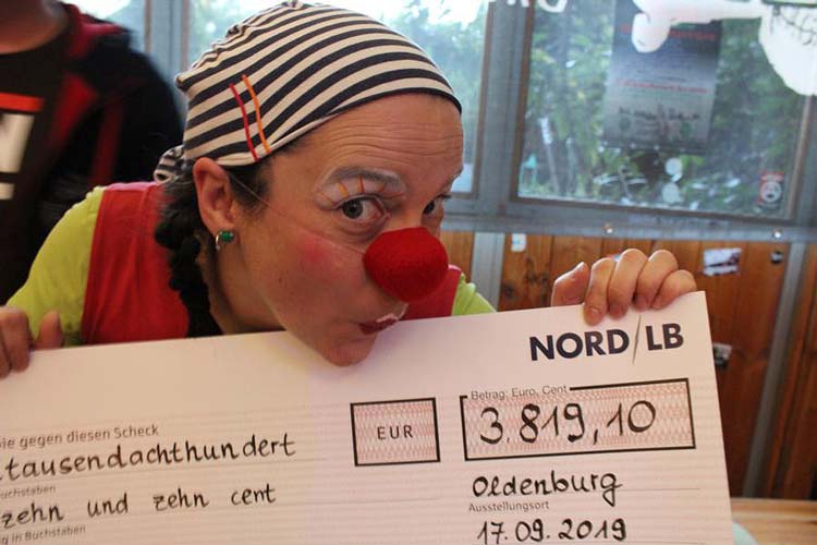 Die „Klinikclowns Nordwest“ freuen sich über die Spende.