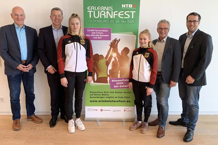 Förderer, Organisatoren und Sportlerinnen freuen sich auf das Turnfest (von links): Heiner Bartling (NTB-Präsident und Vorsitzender des Organisationskomitees) und Olaf Henker (Vorstand Landessparkasse zu Oldenburg; Laura Karczmarzyk und Pia Buttjes (Sportakrobatik-Duo der Gruppe New Power Generation); Lutz Alefsen (NTB-Vizepräsident, Vorsitzender des Organisationskomitees); Dirk Platta (Projektleiter Erlebnis Turnfest)