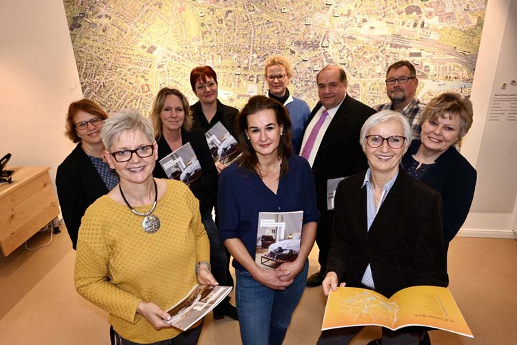 Stellen das neue Hotelmagazin für Oldenburg vor (von links): Sandra Mühlau (Hotel Bavaria), Andrea Bäumler (Geschäftsführende Gesellschafterin Hermes Hotel), Bettina Unruh (Geschäftsführerin Hotel Villa Stern), Marita Bunger (Best Western Hotel Heide), Andrea Schmitz (Altera Hotel), Gesa Wieting-Mühlhausen (Geschäftsführerin Hotel Wieting), Holger Kruse (Geschäftsführer Acara Hotel, Hotel Alexander, City Club Hotel und Hotel Antares), Silke Fennemann (Geschäftsführerin OTM), Andreas Bäumler (Hermes Hotel), Maike Dralle (Geschäftsführerin Etzhorner Krug).