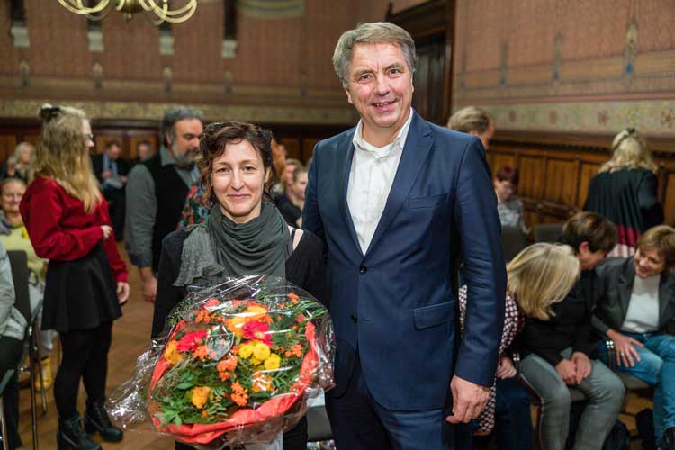 Die Österreicherin Tanja Fabsits erhält den diesjährige Kinder- und Jugendbuchpreis. Oberbürgermeister Jürgen Krogmann war unter den ersten Gratulanten.