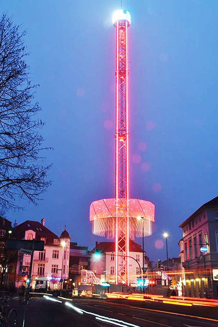 Erstmals auf dem Oldenburger Lamberti-Markt und bereits heftig diskutiert: der City-Skyliner auf dem Julius-Mosen-Platz.