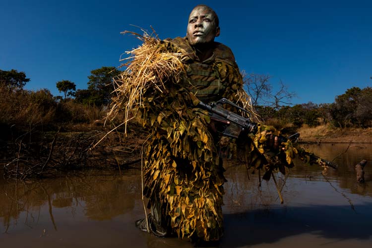 Petronella Chigumbura ist Mitglied einer rein weiblichen Anti-Wilderei-Einheit namens Akashinga in Simbabwe. Sie schützen ein 300 Quadratkilometer großes Ökosystems des Sambesi-Tals, in dem in den vergangenen Jahrzehnten Tausende Elefanten illegal getötet wurden.