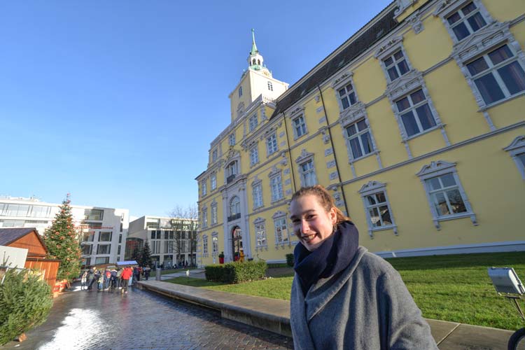 Die junge Oldenburgerin vor dem Wahrzeichen ihrer Heimatstadt.The young woman from Oldenburg in front of the landmark of her hometown.