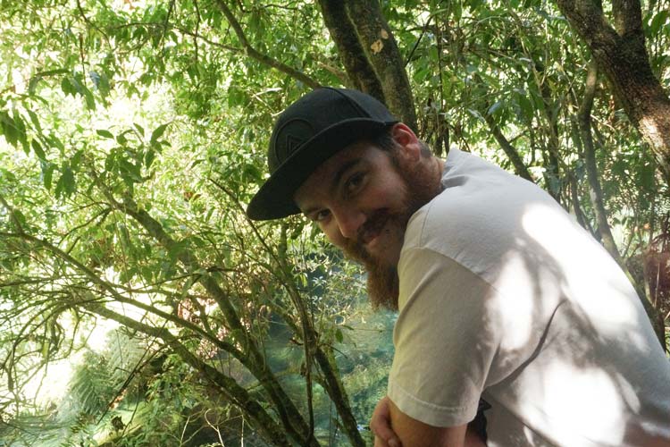 Matthew James in Blue Springs, einem Wasserschutzgebiet bei Putaruru (Nordinsel) in der Nähe seiner Heimat. Matthew James at Blue Springs, near Putaruru. Blue Springs is a creek known for its clear water.