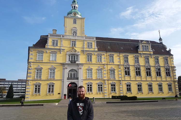 Ein Kiwi auf der anderen Seite der Welt: Der 24-Jährige Neuseeländer vor dem Oldenburger Schloss. A Kiwi on the other side of the world: the 24 year old New Zealander in front of the Oldenburg castle.