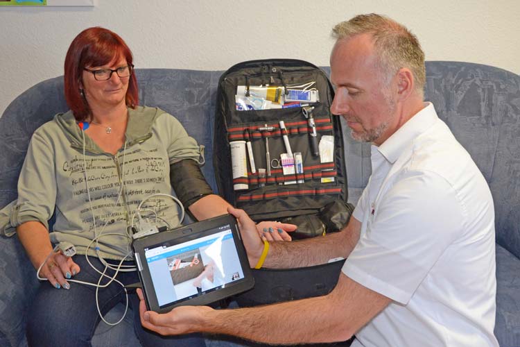 Ein Notfallsanitäter behandelt eine Patientin.