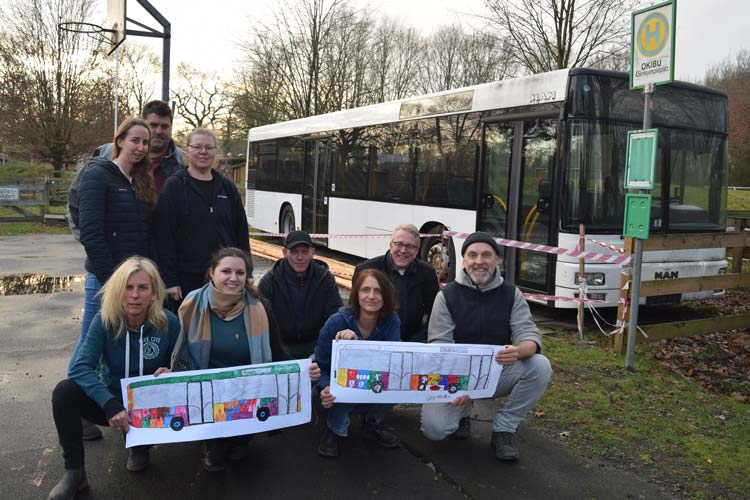 Bringen den neuen „OKIBU“ ins Rollen (von rechts): Martin Haff, Christian Fritsch und das Team vom Abenteuerspielplatz präsentieren erste Kinder-Entwürfe zur Gestaltung des Busses.