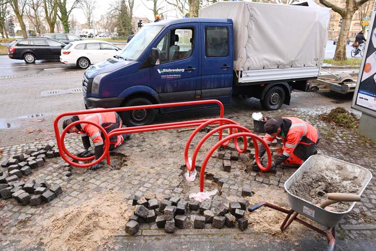 Die am Pferdemarkt aufgestellte „Tube Line“ ist Sitzbank und Fahrradstand zugleich.