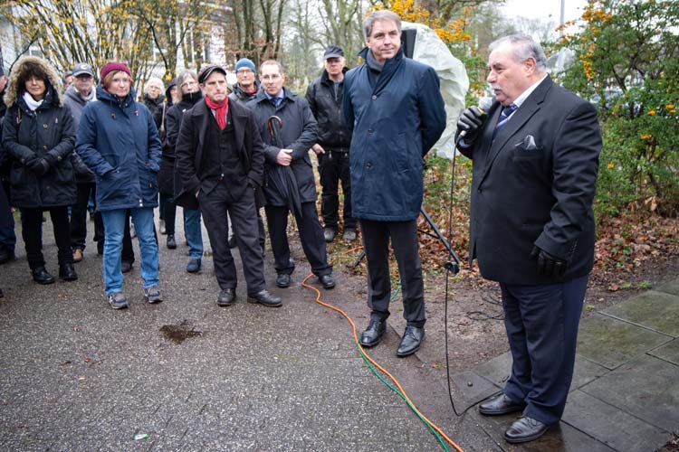 Riefen dazu auf die Erinnerung wach zu halten: (von links) Oberbürgermeister Jürgen Krogmann und Christel Schwarz (Vorsitzender des Freundeskreises für Sinti und Roma in Oldenburg).