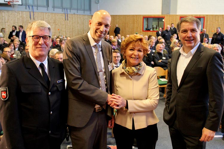 Haben den neuen Leiter der JVA Oldenburg Marco Koutsogiannakis (Mitte) am Donnerstag im Amt willkommen geheißen (von links): Personalvertreter Thomas Gerdes, Niedersachsens Justizministerin Barbara Havliza und Oberbürgermeister Jürgen Krogmann.