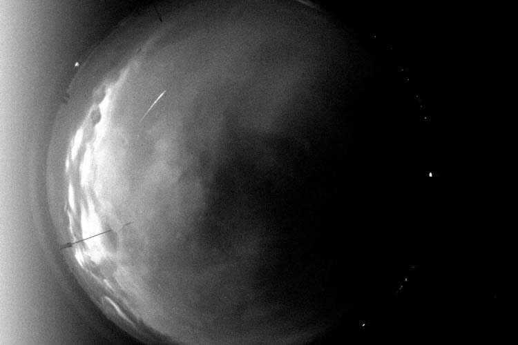 Die All-Sky-Kamera auf dem Dach des Universitätsgebäudes in Wechloy registrierte den Feuerball trotz des stark bedeckten Himmels.