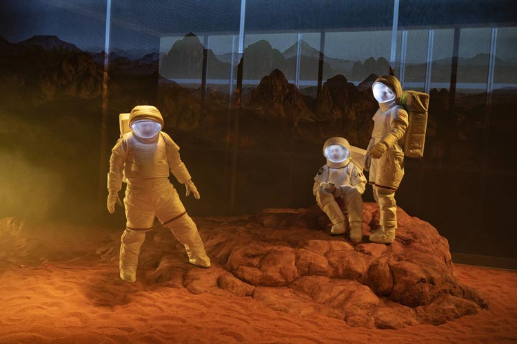 In der Exerzierhalle des Oldenburgischen Staatstheaters ist derzeit die Uraufführung „Mission Mars“ von Björn SC Deigner zu sehen.