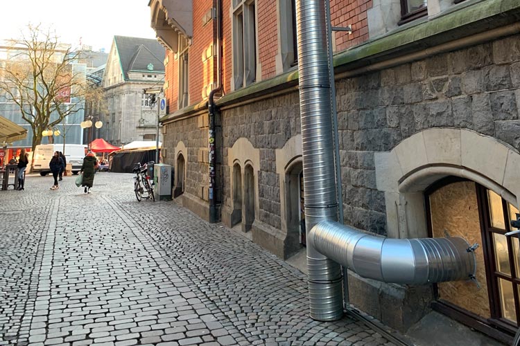 Das silberne Rohr am Rathaus hat einige Bürger „geschockt“.