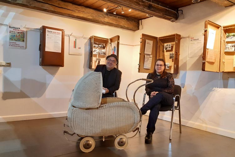 Werkstattfilm-Chef Farschid Ali Zahedi und Projektmitarbeiterin Maria Wöhr in der Ausstellung.