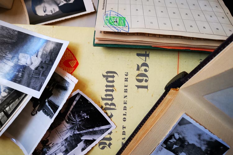 Das Thema wird anhand alter Fotos und Zeitzeugenberichten greifbar gemacht.