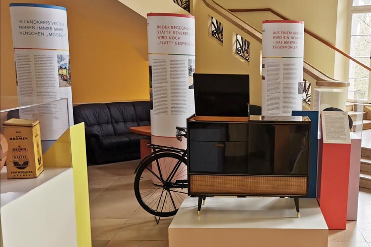 Exponate des Museumsdorfs bieten die Möglichkeit, auch einen Blick auf das soziale Miteinander in Dorf und Kleinstadt in der Vergangenheit zu werfen: Mit dabei ist Fernseh- und Musiktruhe „Graetz Maharadscha“ von 1959.