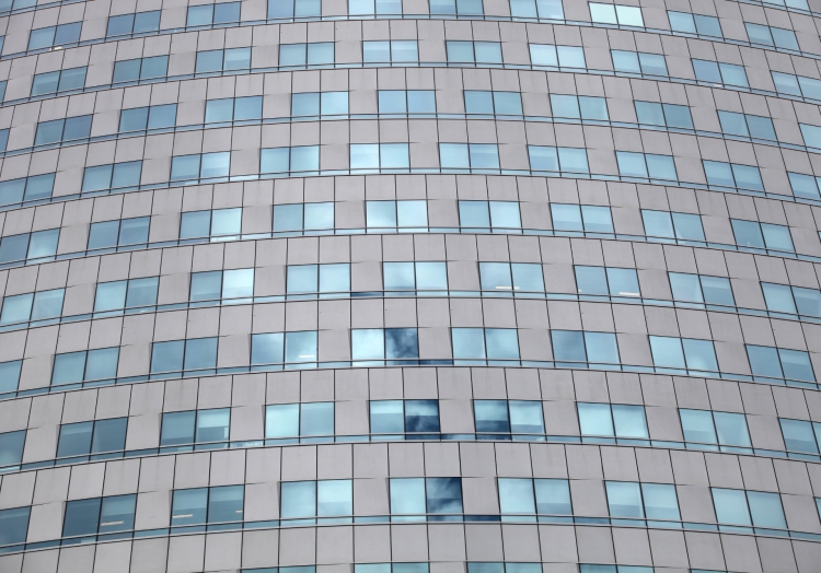 Glasfassade an einem Bürohaus, über dts Nachrichtenagentur