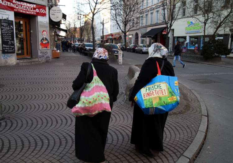 Zwei Frauen mit Kopftuch in Berlin-Kreuzberg, über dts Nachrichtenagentur