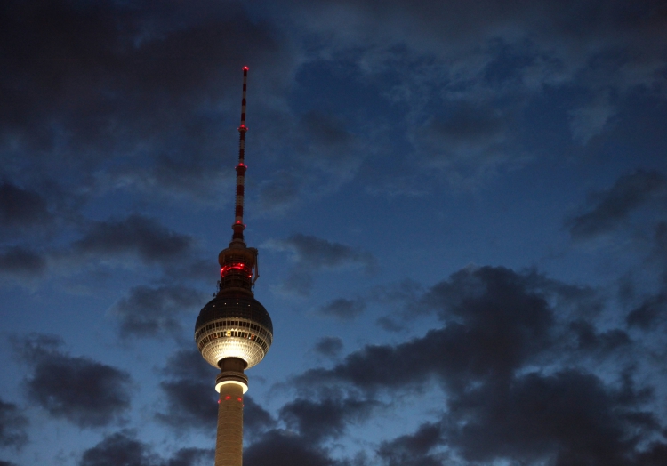 Berliner Fernsehturm bei Nacht, über dts Nachrichtenagentur