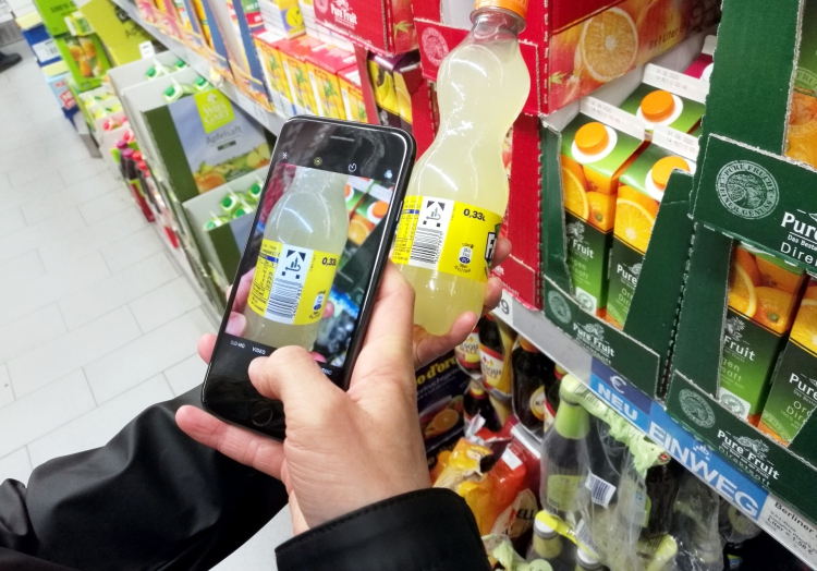 Kunde mit Smartphone im Supermarkt, über dts Nachrichtenagentur