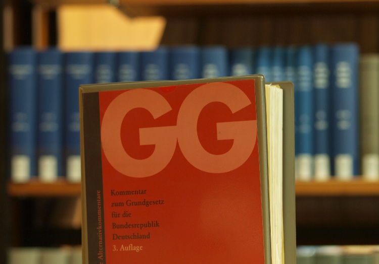 Ausgabe des Grundgesetzes in einer Bibliothek, über dts Nachrichtenagentur