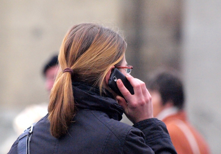 Frau mit Telefon, über dts Nachrichtenagentur