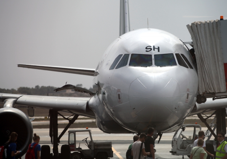 Flugzeug mit Passagieren auf dem Rollfeld, über dts Nachrichtenagentur