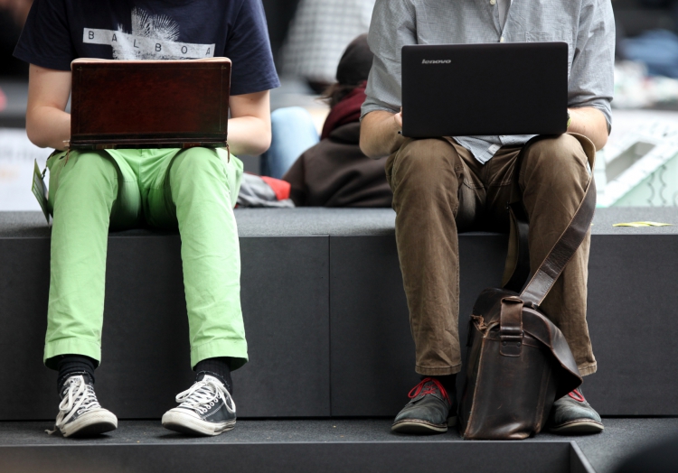 Zwei Männer surfen im Internet, über dts Nachrichtenagentur