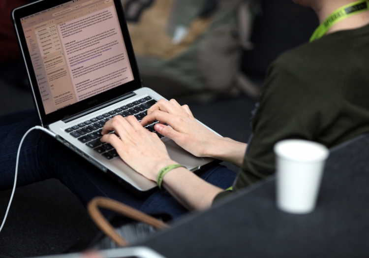 Frau an einem Laptop, über dts Nachrichtenagentur