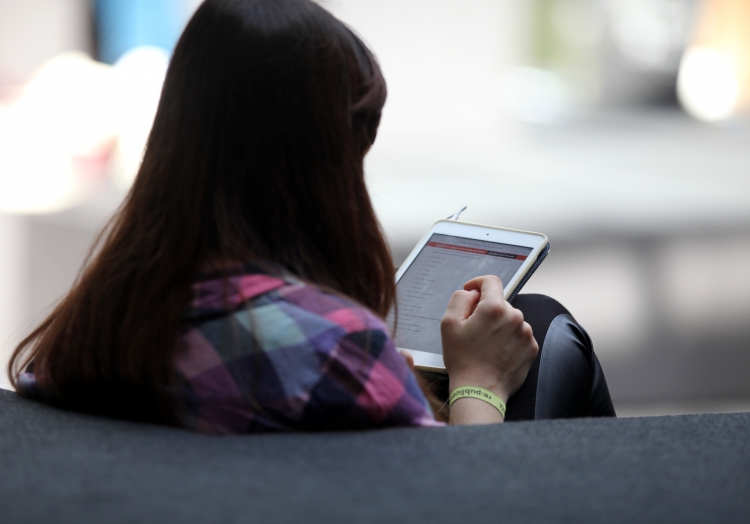 Frau mit Tablet, über dts Nachrichtenagentur