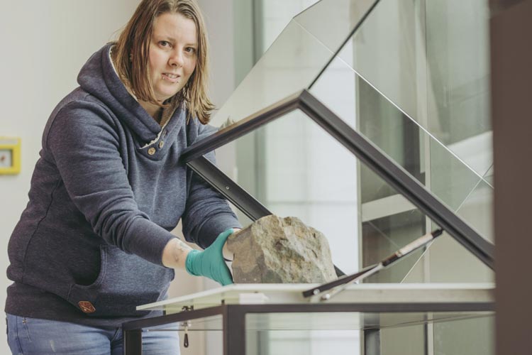 Museumspräparatorin Sandra Fünfstück bereitet den Meteorit Benthullen zur Präsentation vor.