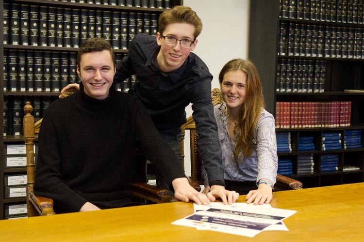 Das Präsidium präsentiert die Plakate zur SimEP 2020 (von links): Jonas Bitter (Stellvertretender Parlamentspräsident), Maximilian Kürten (Kommissionspräsident) und Tomma Steggewentz (Parlamentspräsidentin).