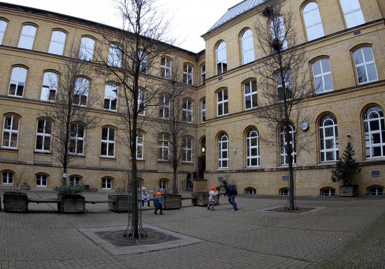 Kinder spielen auf einem Schulhof, über dts Nachrichtenagentur