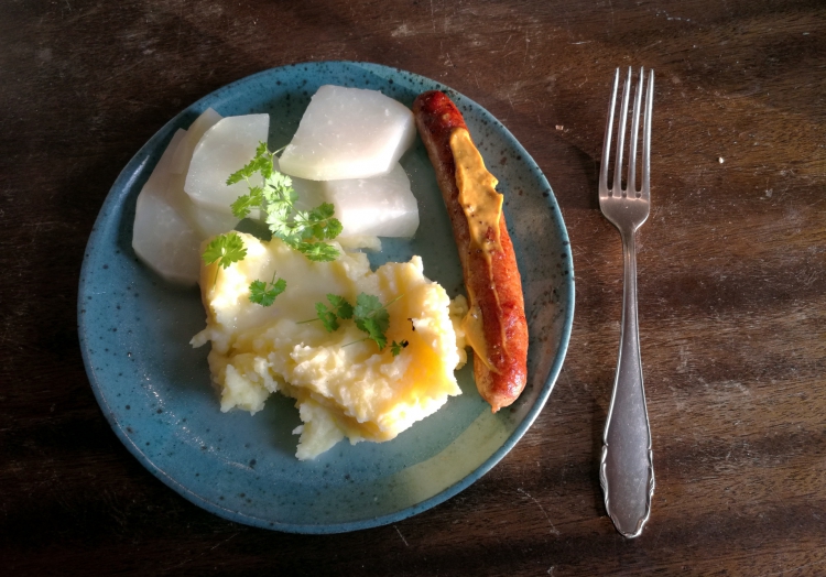 Bratwurst mit Kartoffelbrei und Kohlrabi, über dts Nachrichtenagentur