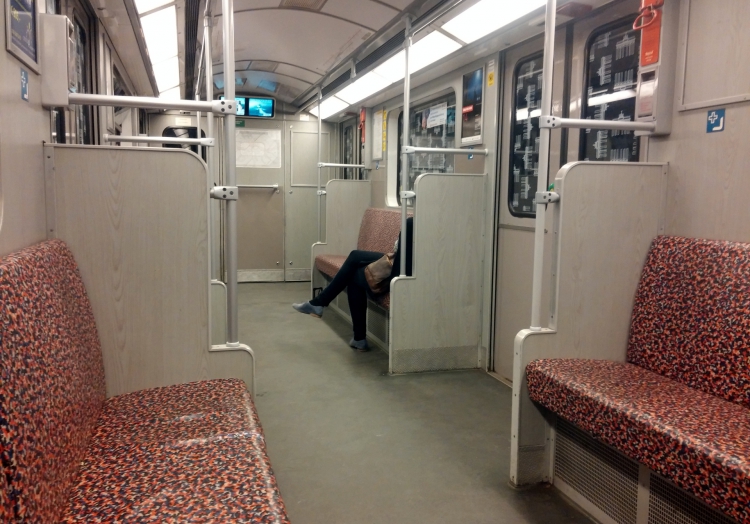 Frau sitzt alleine in U-Bahn, über dts Nachrichtenagentur