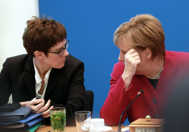 Annegret Kramp-Karrenbauer und Angela Merkel, über dts Nachrichtenagentur