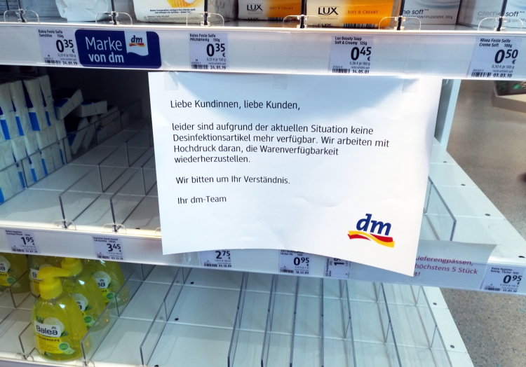 Fehlende Desinfektionsmittel in einer Drogerie, über dts Nachrichtenagentur