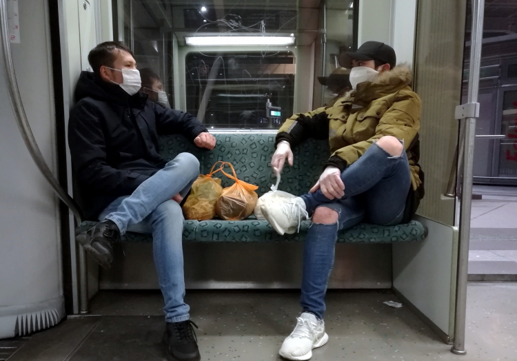 Zwei Männer mit Atemschutzmaske in Berliner S-Bahn, über dts Nachrichtenagentur