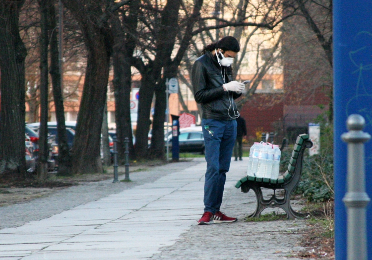 Mann mit Wasserflaschen und Mundschutz, über dts Nachrichtenagentur