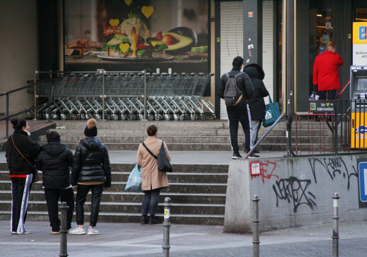 Schlange stehen vor Supermarkt, über dts Nachrichtenagentur